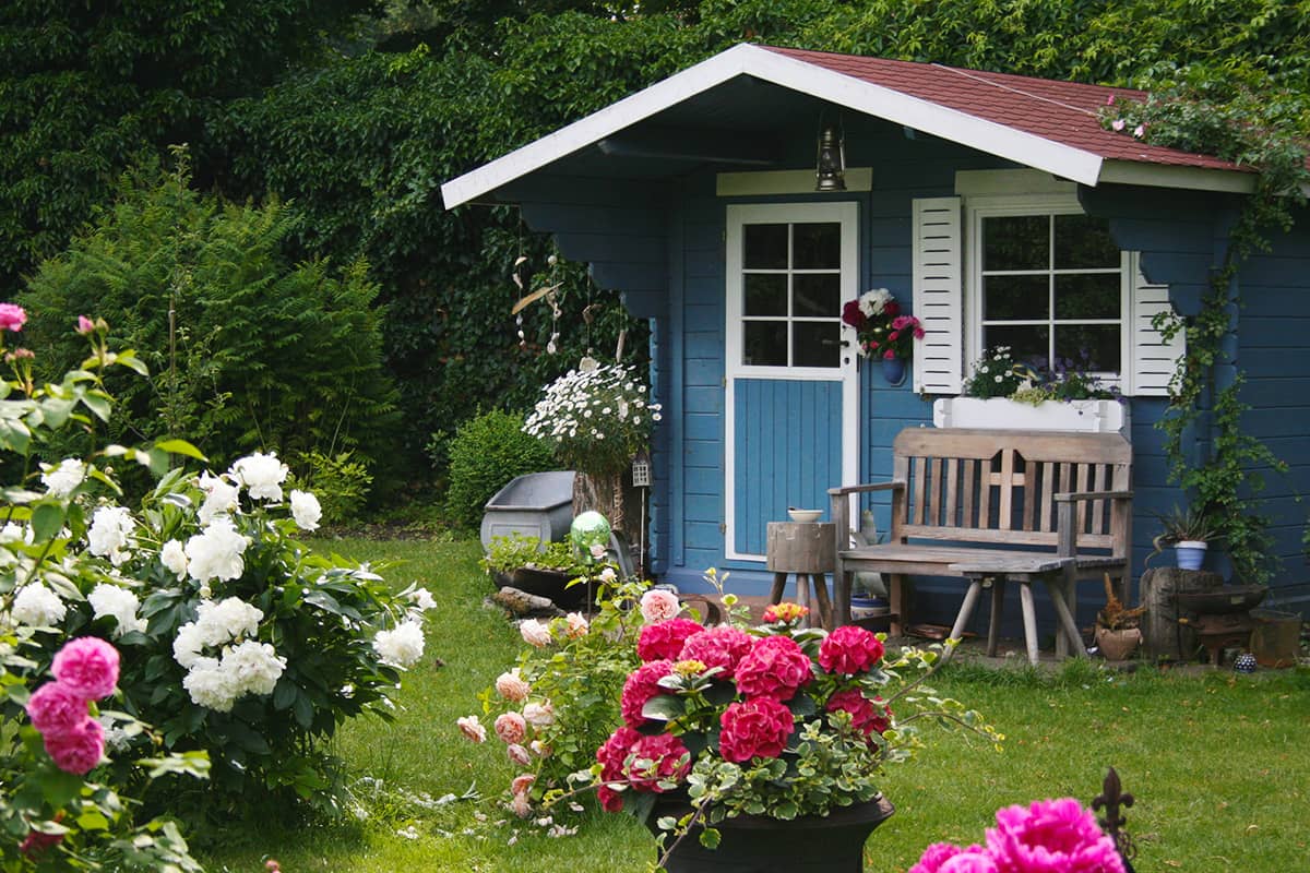 Gartenhaus pflegen – Tipps für eine lange Lebensdauer