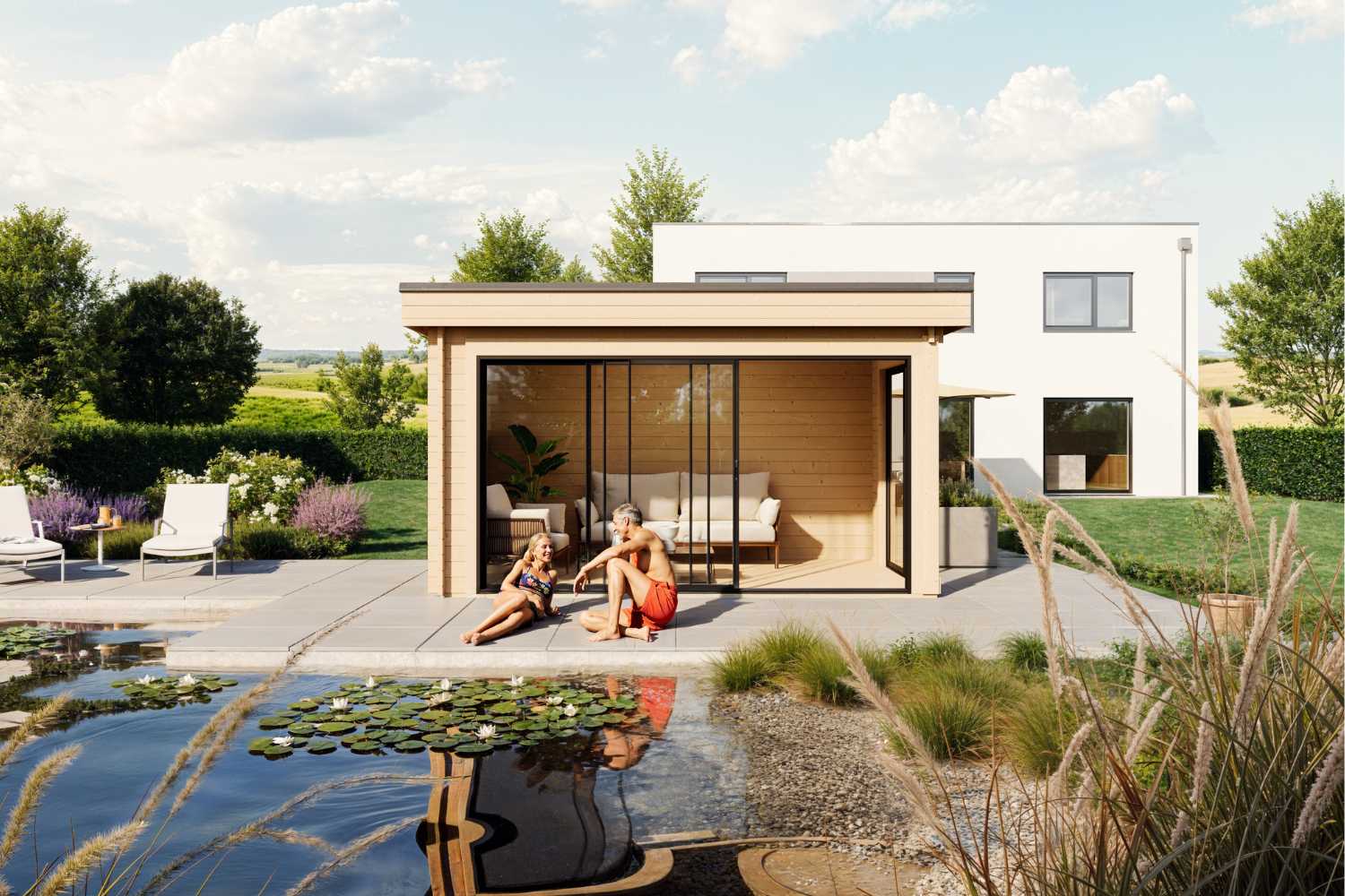 glückliches Paar in bestem Alter sitzt vor einem modernen Gartenhaus Designlounge 44 D an einem Pool in der Sonne